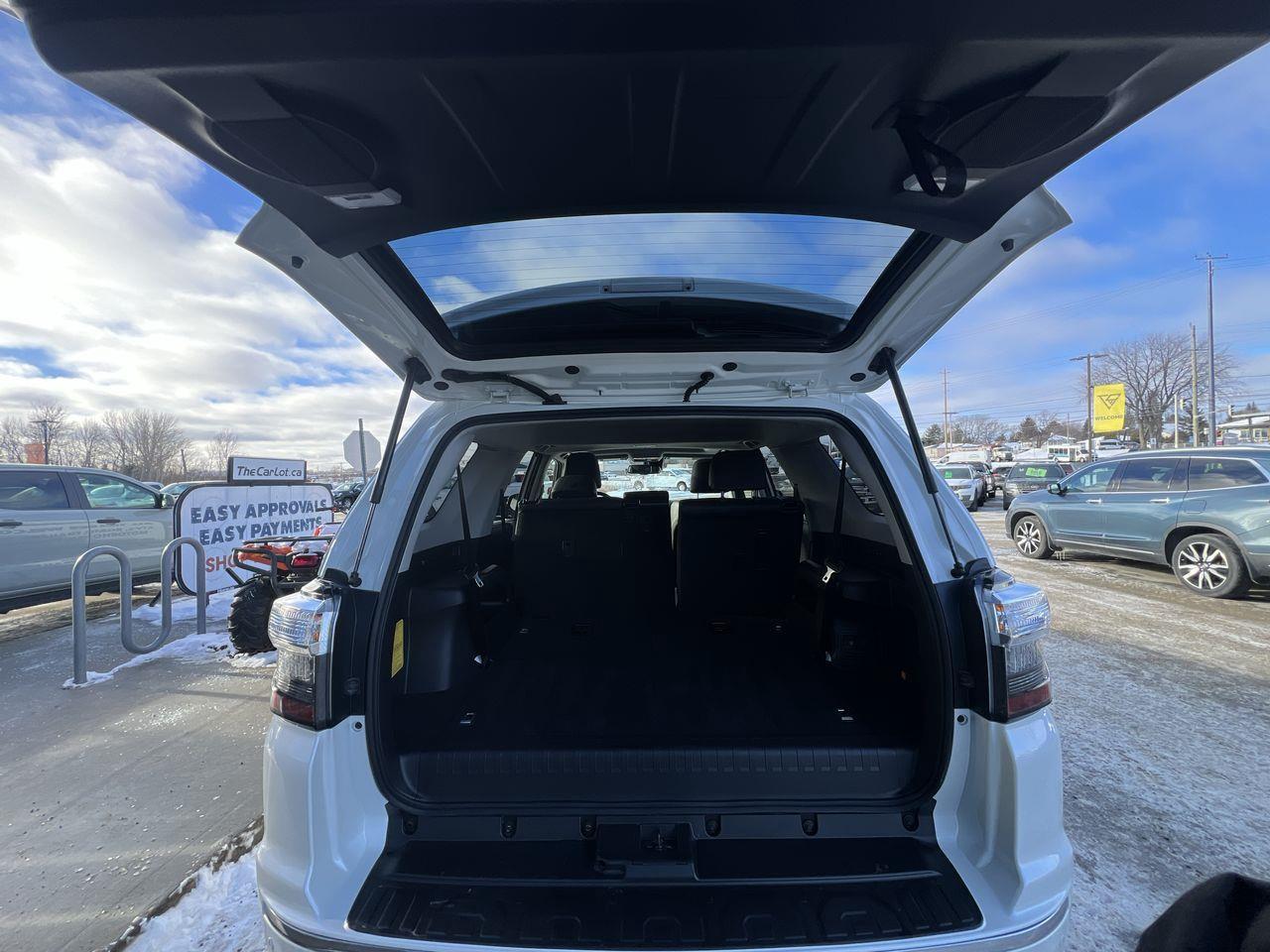 2023 Toyota 4Runner 4x4, 7 PASSENGER, MOONROOF, LEATHER HEATED SEATS, NAV, BACK UP CAM!! Photo