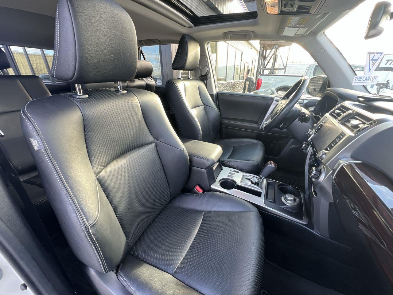 2023 Toyota 4Runner 4x4, 7 PASSENGER, MOONROOF, LEATHER HEATED SEATS, NAV, BACK UP CAM!! Photo