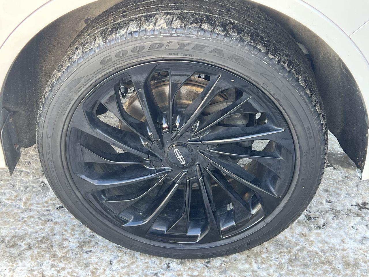 2022 Lincoln Aviator Reserve AWD, 6 PASSENGER, HEATED LEATHER SEATS, MOONROOF, NAV!! Photo