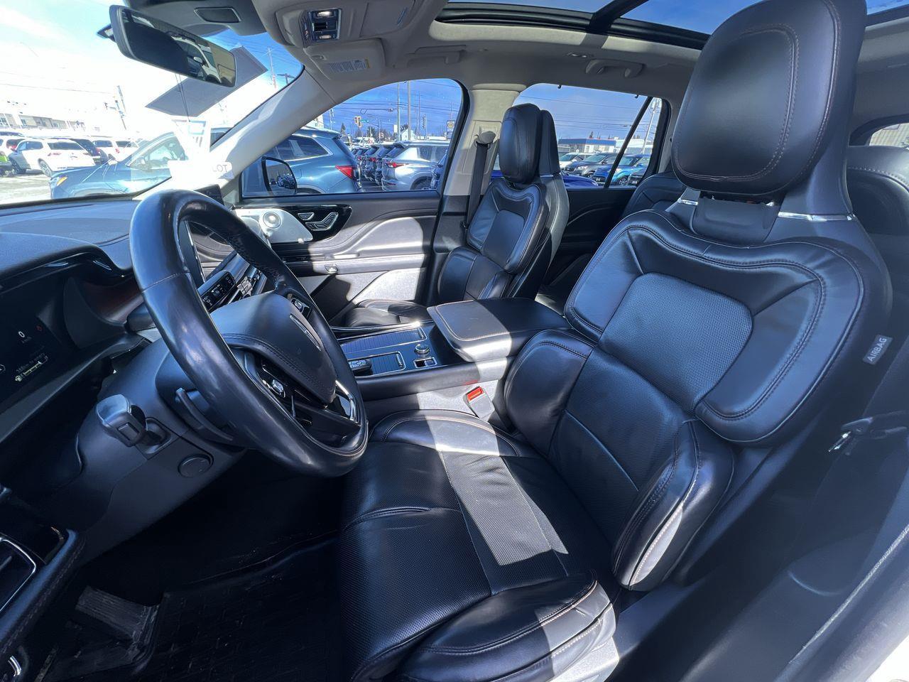 2022 Lincoln Aviator Reserve AWD, 6 PASSENGER, HEATED LEATHER SEATS, MOONROOF, NAV!! Photo