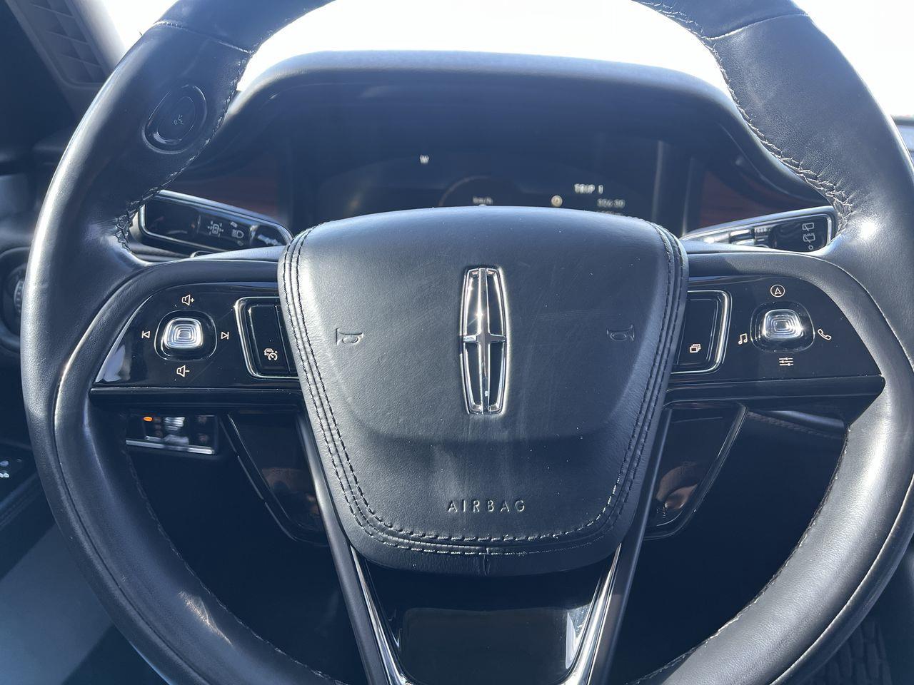 2022 Lincoln Aviator Reserve AWD, 6 PASSENGER, HEATED LEATHER SEATS, MOONROOF, NAV!! Photo