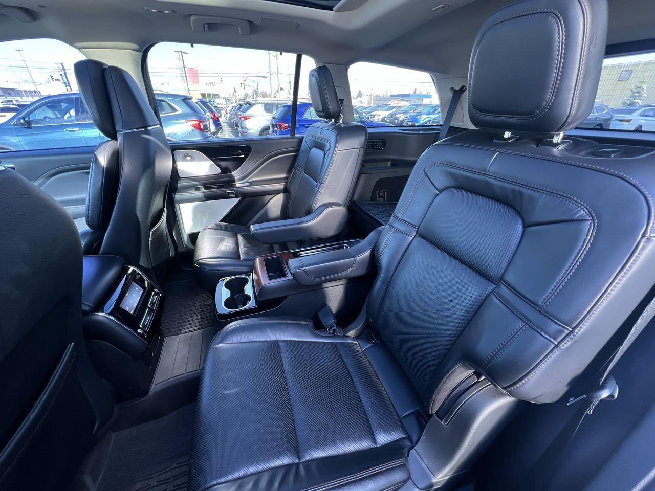 2022 Lincoln Aviator Reserve AWD, 6 PASSENGER, HEATED LEATHER SEATS, MOONROOF, NAV!! Photo