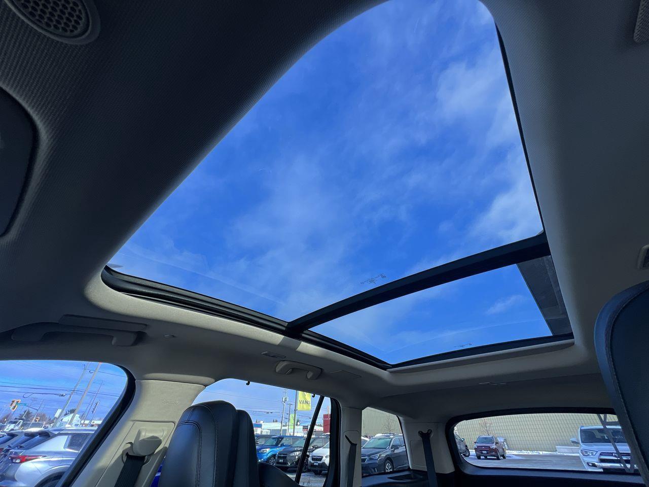 2022 Lincoln Aviator Reserve AWD, 6 PASSENGER, HEATED LEATHER SEATS, MOONROOF, NAV!! Photo