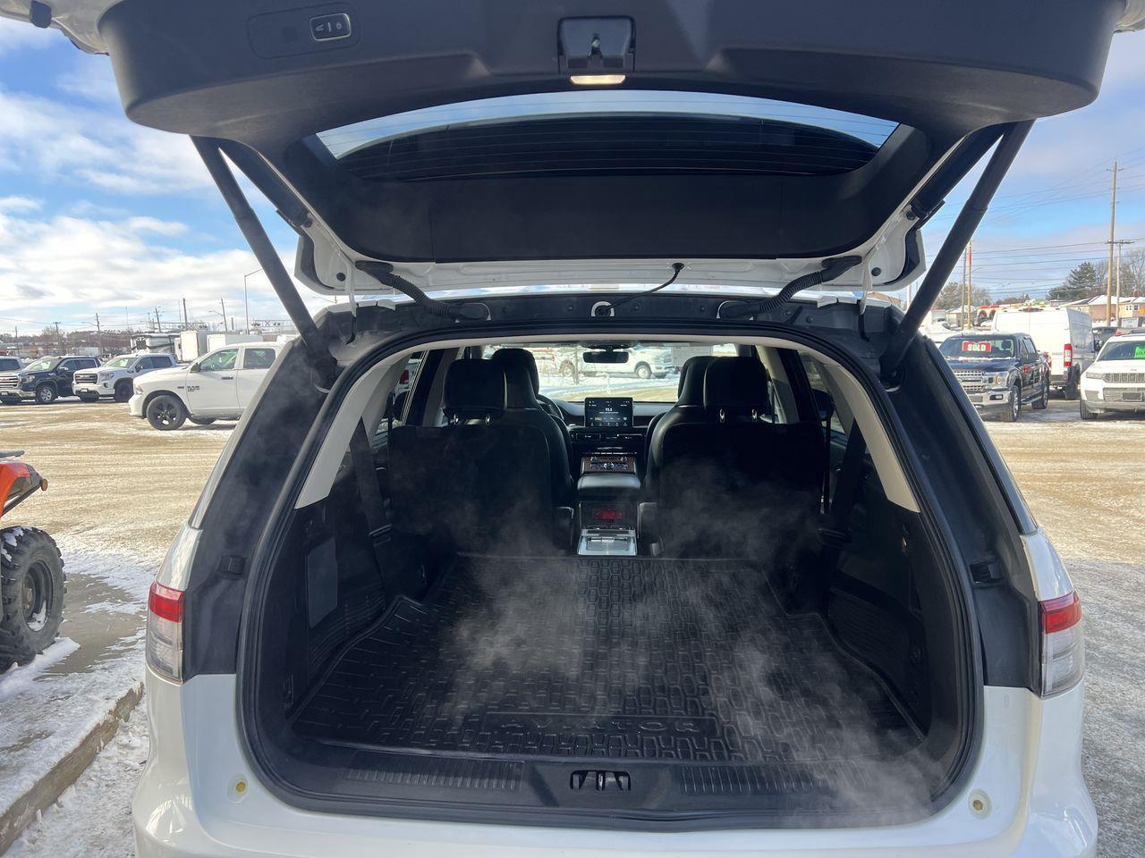 2022 Lincoln Aviator Reserve AWD, 6 PASSENGER, HEATED LEATHER SEATS, MOONROOF, NAV!! Photo