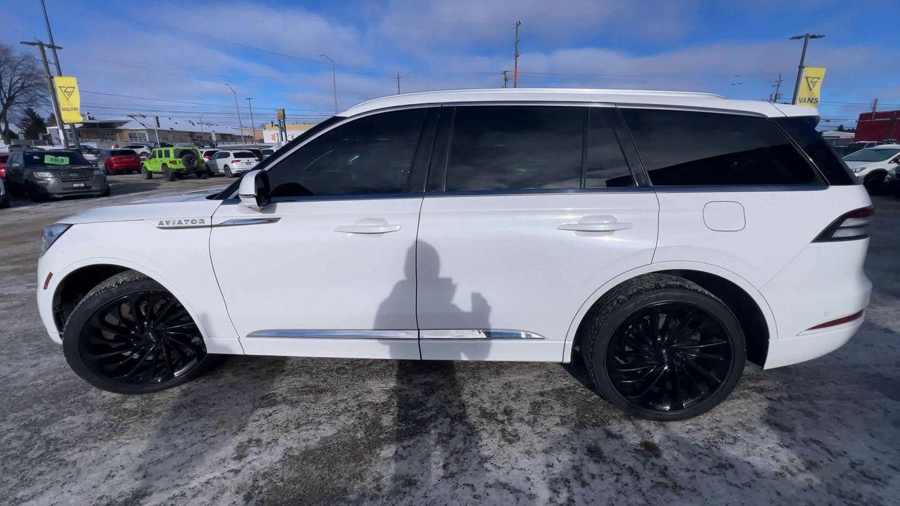 2022 Lincoln Aviator Reserve AWD, 6 PASSENGER, HEATED LEATHER SEATS, MOONROOF, NAV!! Photo