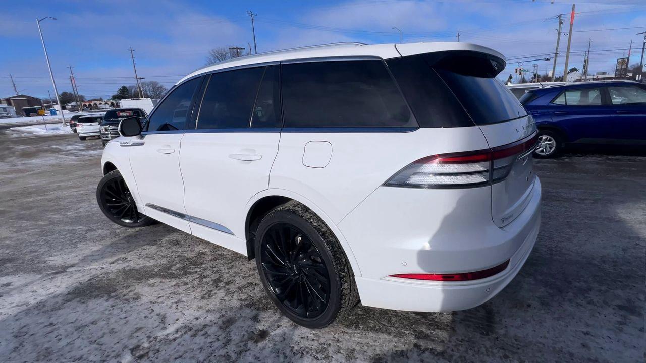 2022 Lincoln Aviator Reserve AWD, 6 PASSENGER, HEATED LEATHER SEATS, MOONROOF, NAV!! Photo
