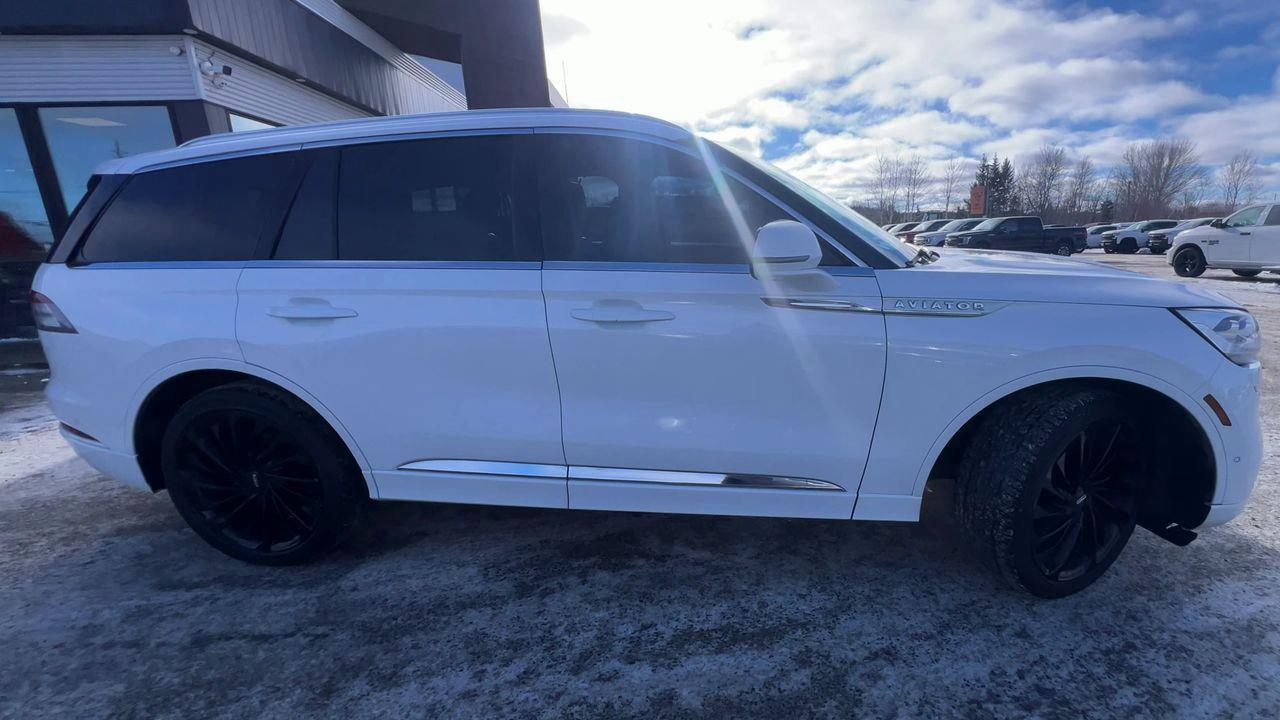 2022 Lincoln Aviator Reserve AWD, 6 PASSENGER, HEATED LEATHER SEATS, MOONROOF, NAV!! Photo