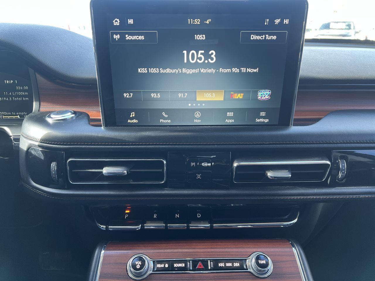 2022 Lincoln Aviator Reserve AWD, 6 PASSENGER, HEATED LEATHER SEATS, MOONROOF, NAV!! Photo