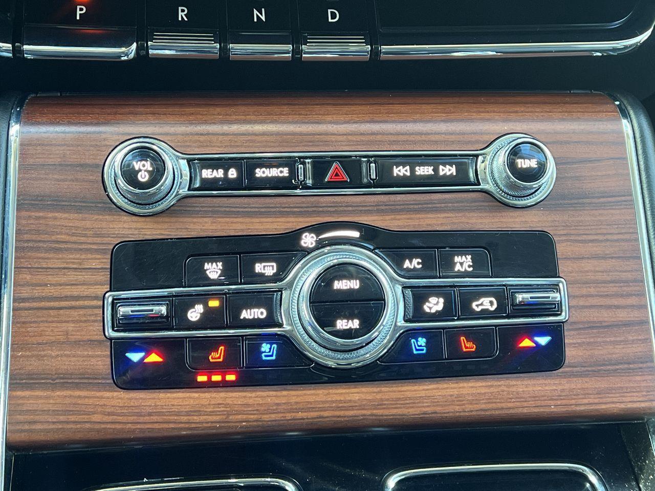 2022 Lincoln Aviator Reserve AWD, 6 PASSENGER, HEATED LEATHER SEATS, MOONROOF, NAV!! Photo