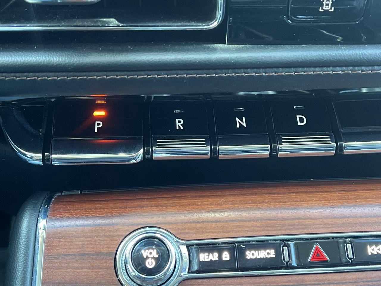 2022 Lincoln Aviator Reserve AWD, 6 PASSENGER, HEATED LEATHER SEATS, MOONROOF, NAV!! Photo