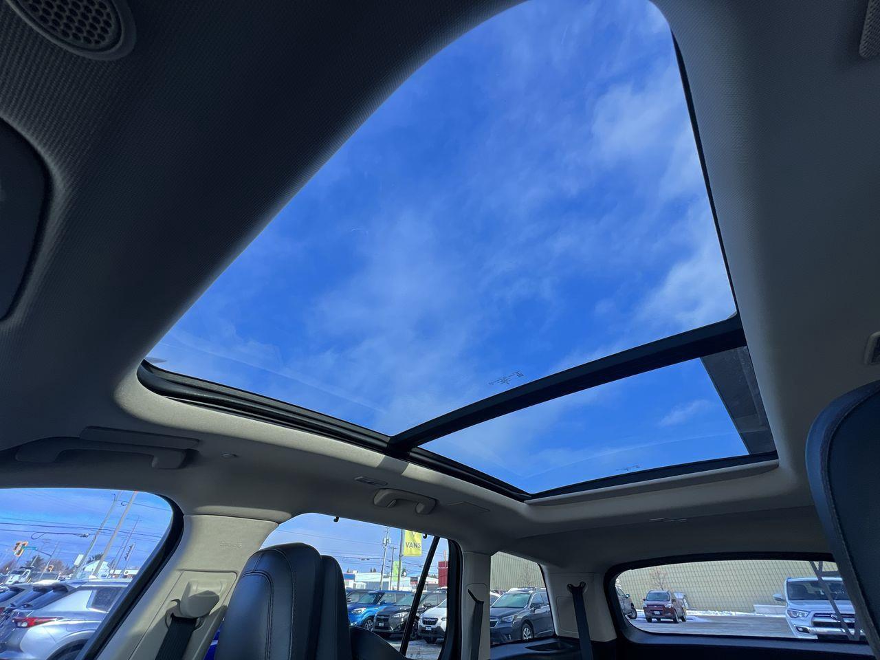 2022 Lincoln Aviator Reserve AWD, 6 PASSENGER, HEATED LEATHER SEATS, MOONROOF, NAV!! Photo