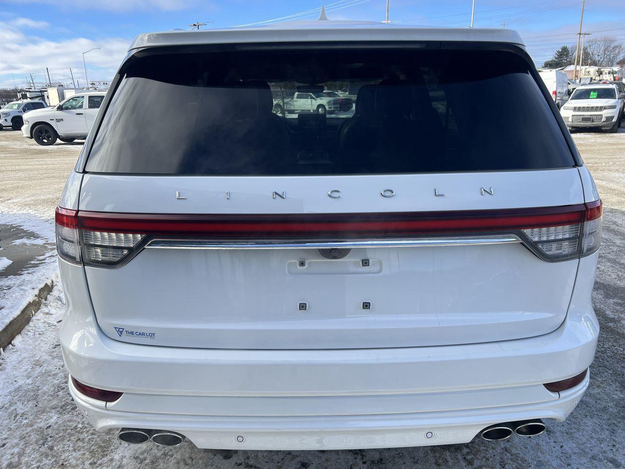 2022 Lincoln Aviator Reserve AWD, 6 PASSENGER, HEATED LEATHER SEATS, MOONROOF, NAV!! Photo