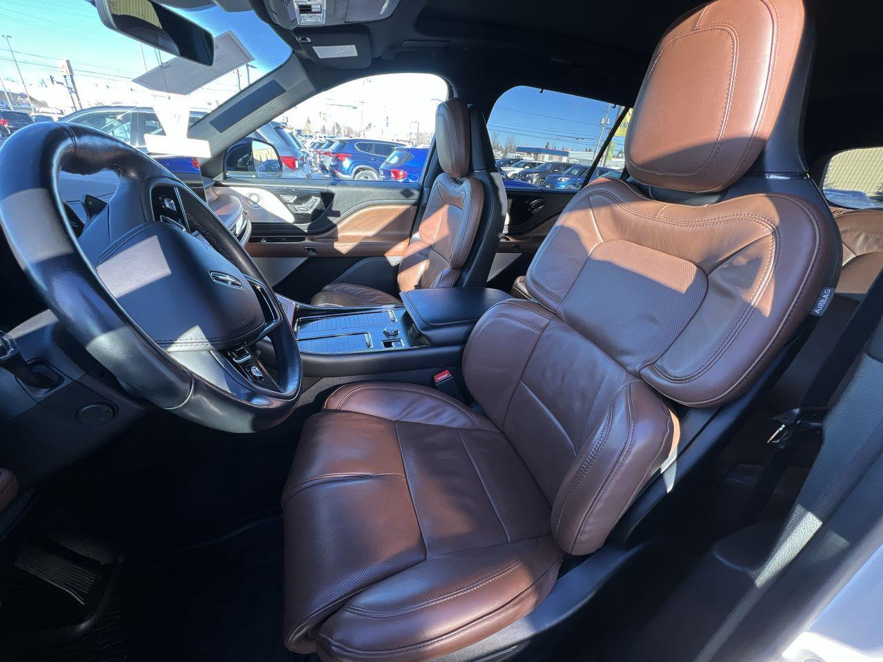 2023 Lincoln Aviator Reserve AWD, 6 PASSENGER, LEATHER SEATS, MOONROOF, POWER LIFTGATE, NAV, BACK UP CAM!! Photo