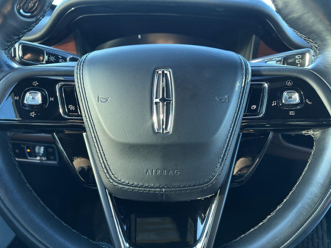 2023 Lincoln Aviator Reserve AWD, 6 PASSENGER, LEATHER SEATS, MOONROOF, POWER LIFTGATE, NAV, BACK UP CAM!! Photo