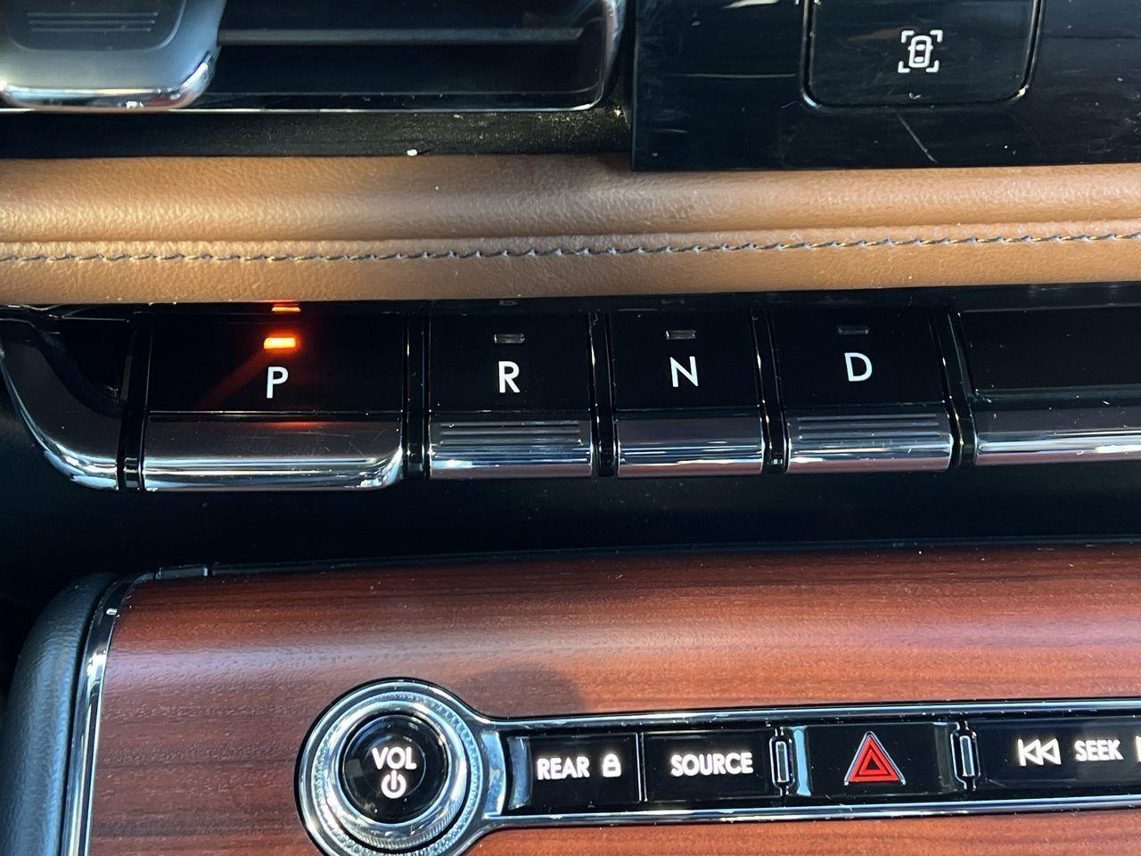 2023 Lincoln Aviator Reserve AWD, 6 PASSENGER, LEATHER SEATS, MOONROOF, POWER LIFTGATE, NAV, BACK UP CAM!! Photo