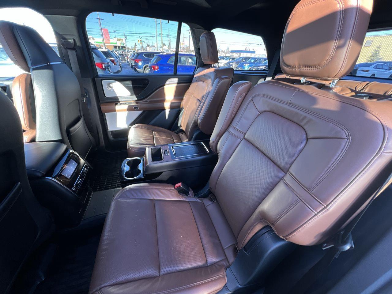 2023 Lincoln Aviator Reserve AWD, 6 PASSENGER, LEATHER SEATS, MOONROOF, POWER LIFTGATE, NAV, BACK UP CAM!! Photo