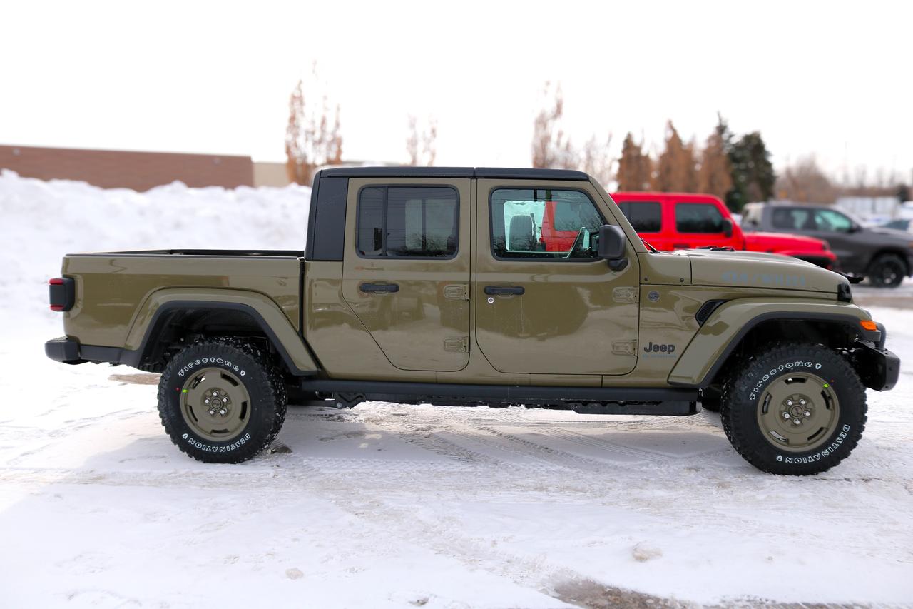 2026 Jeep Gladiator  Photo3