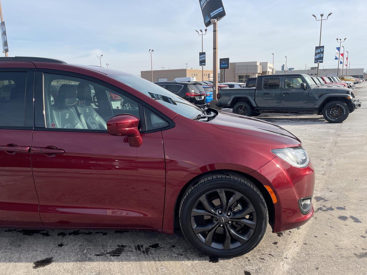 2019 Chrysler Pacifica S PKG / NAV / ADV SAFETY PKG / LEATHER Photo3