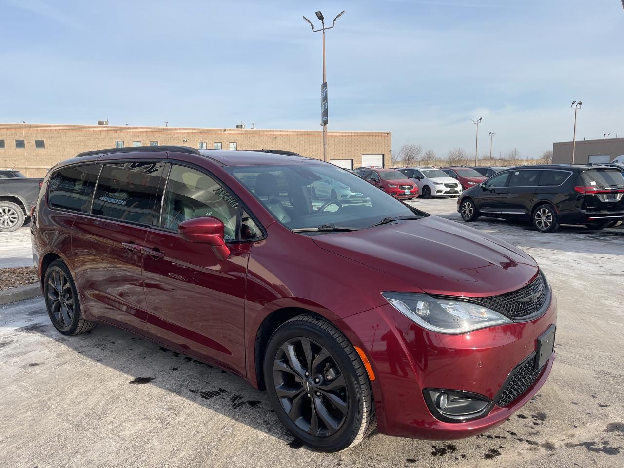 2019 Chrysler Pacifica S PKG / NAV / ADV SAFETY PKG / LEATHER Photo2