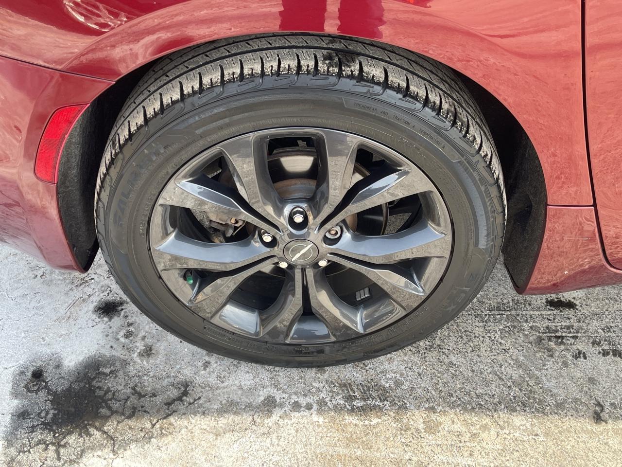 2019 Chrysler Pacifica S PKG / NAV / ADV SAFETY PKG / LEATHER Photo4