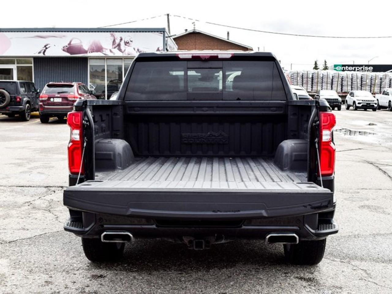 2023 Chevrolet Silverado 1500 High Country 4WD Crew Cab 147" 5.3L Leather  5 passengers with captain chair Photo