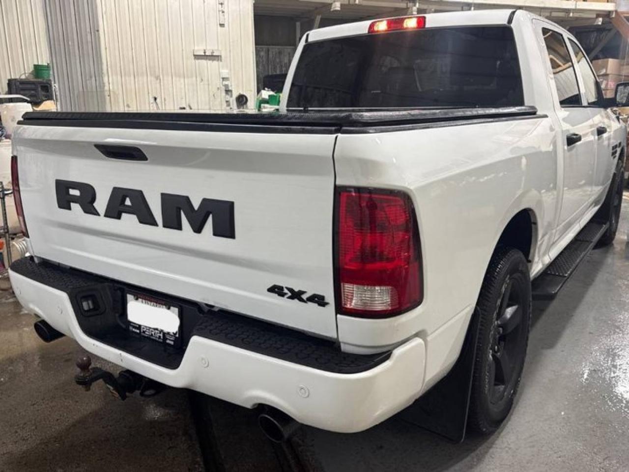 2022 RAM 1500 Classic Express Crew 4X4 | Hemi | Night Pkg | Heated Wheel + Seats | Remote Start | and More ! Photo4