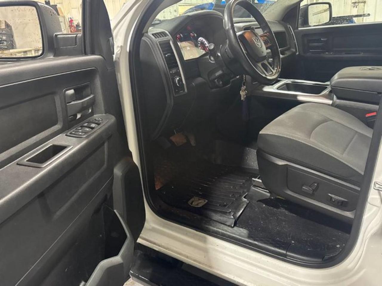 2022 RAM 1500 Classic Express Crew 4X4 | Hemi | Night Pkg | Heated Wheel + Seats | Remote Start | and More ! Photo2