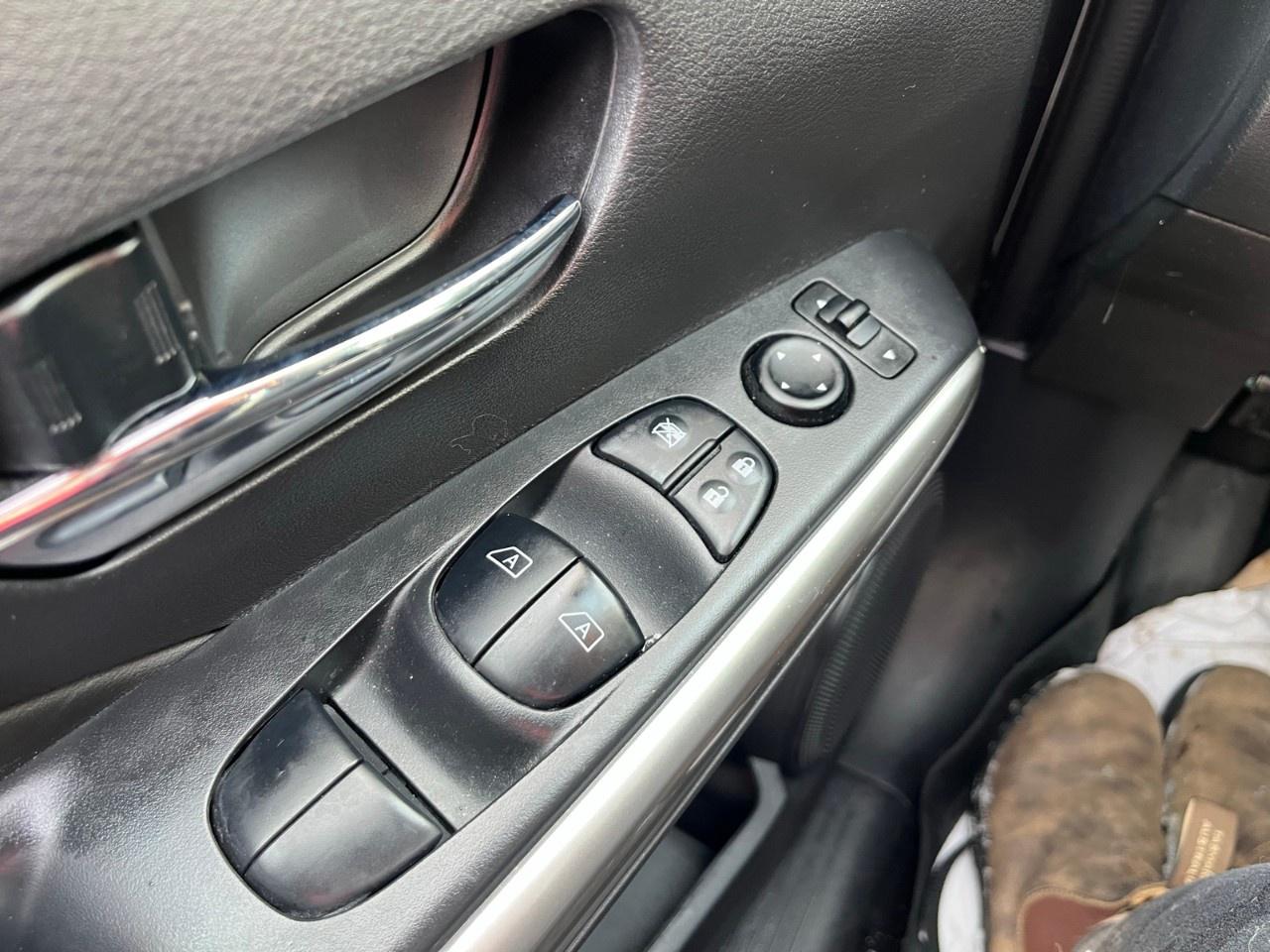 2019 Nissan Kicks SR FWD Photo