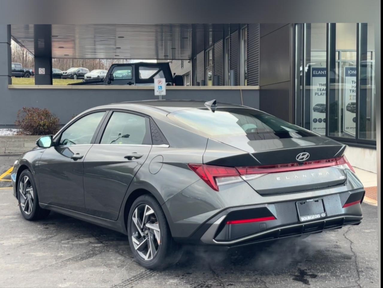 2026 Hyundai Elantra Luxury IVT w/Two-Tone Interior Photo3