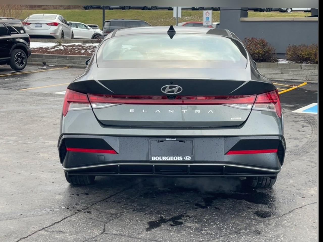 2026 Hyundai Elantra Luxury IVT w/Two-Tone Interior Photo4