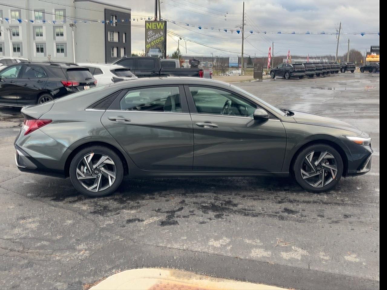 2026 Hyundai Elantra Luxury IVT w/Two-Tone Interior Photo
