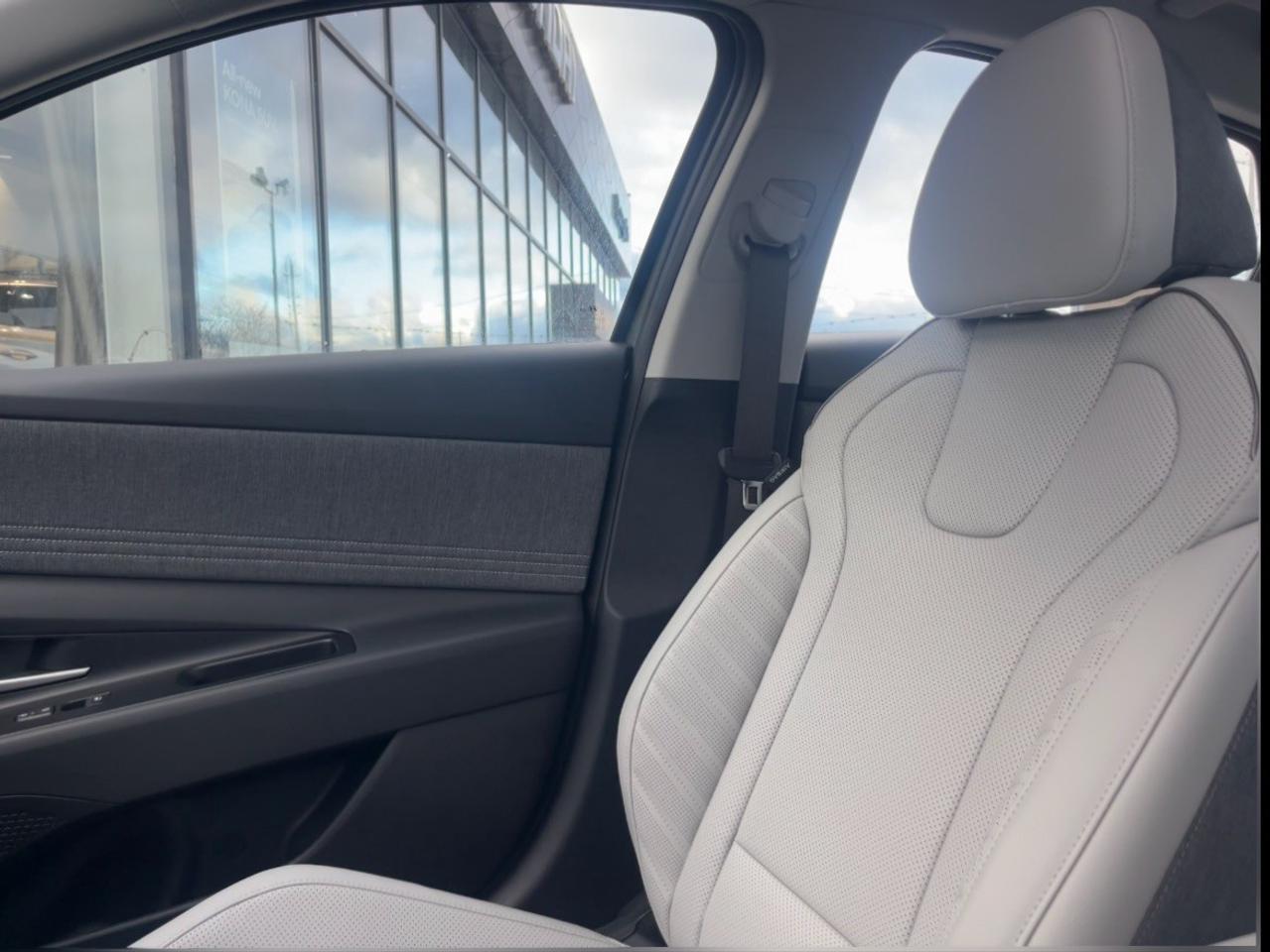 2026 Hyundai Elantra Luxury IVT w/Two-Tone Interior Photo