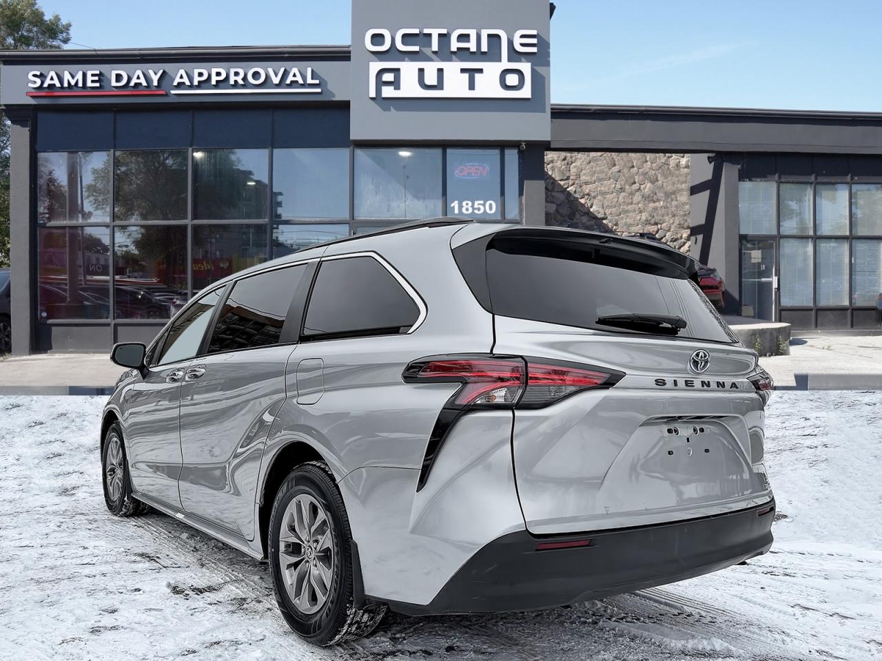 2022 Toyota Sienna XLE HYBRID Photo3