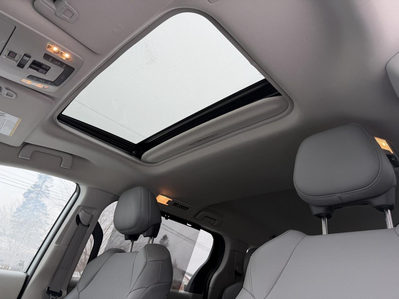 2022 Toyota Sienna XLE HYBRID Photo