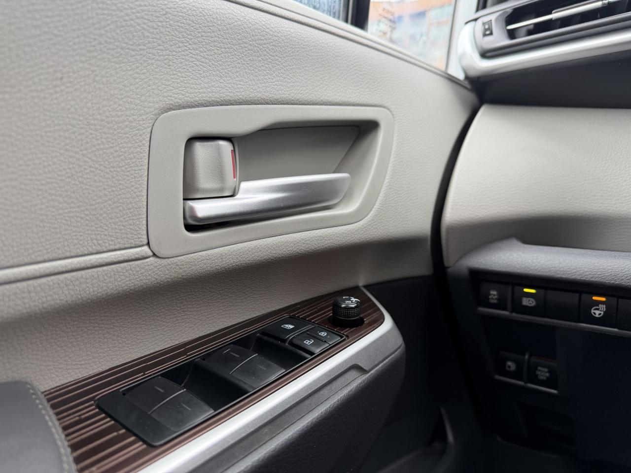 2022 Toyota Sienna XLE HYBRID Photo