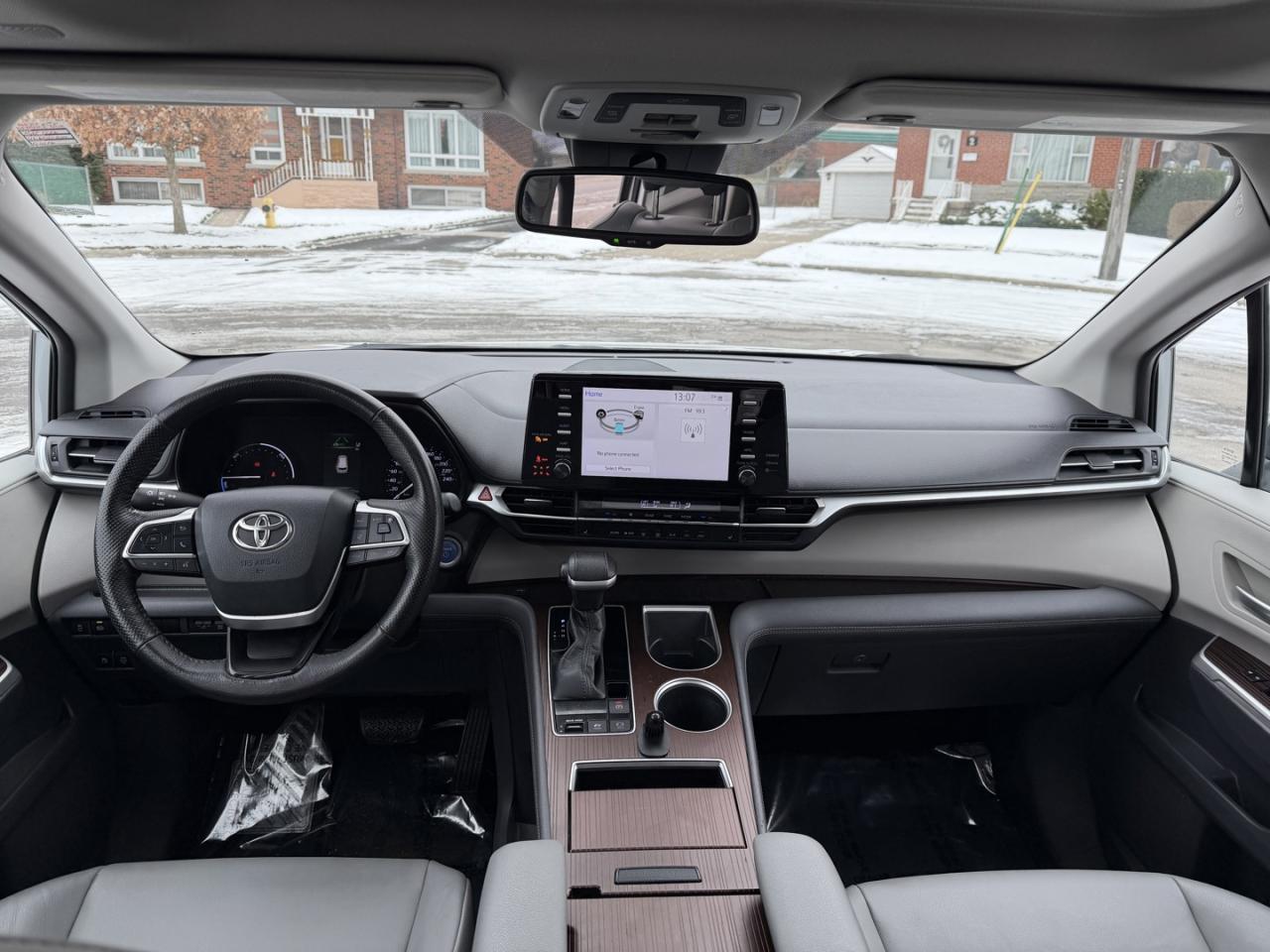 2022 Toyota Sienna XLE HYBRID Photo