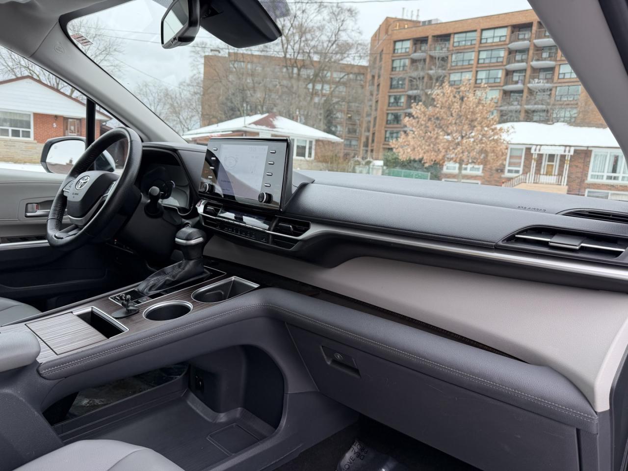 2022 Toyota Sienna XLE HYBRID Photo