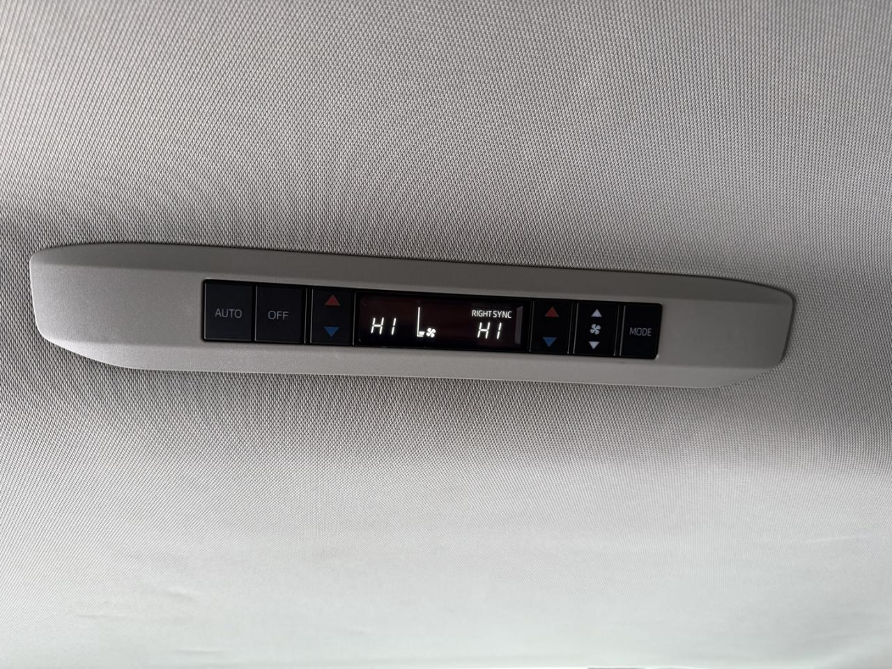 2022 Toyota Sienna XLE HYBRID Photo