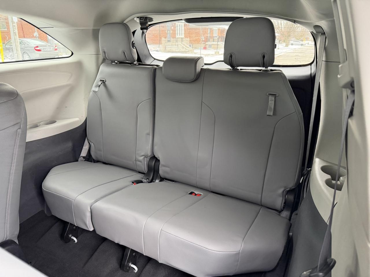 2022 Toyota Sienna XLE HYBRID Photo