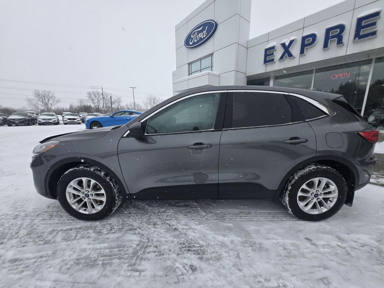 2022 Ford Escape SE, AWD, POWER LIFTGATE, HEATED STEERING WHEEL! Photo