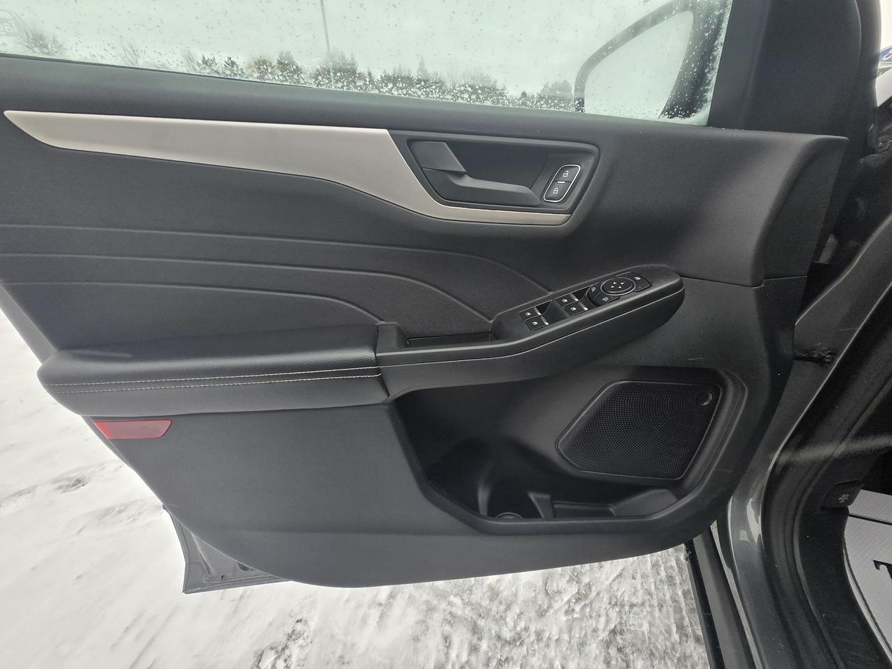 2022 Ford Escape SE, AWD, POWER LIFTGATE, HEATED STEERING WHEEL! Photo