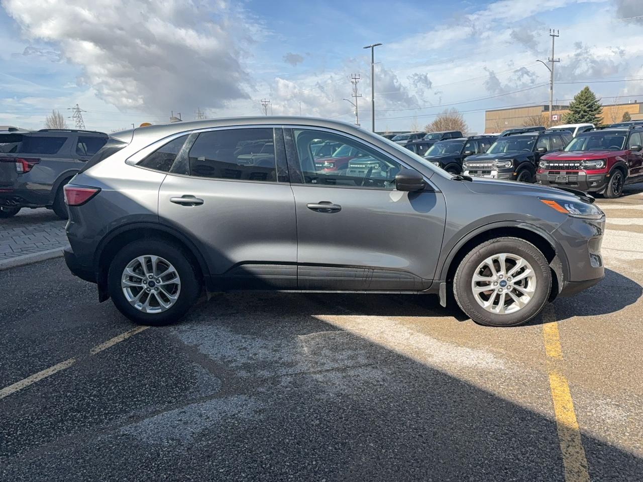 2022 Ford Escape SE, AWD, POWER LIFTGATE, HEATED STEERING WHEEL! Photo