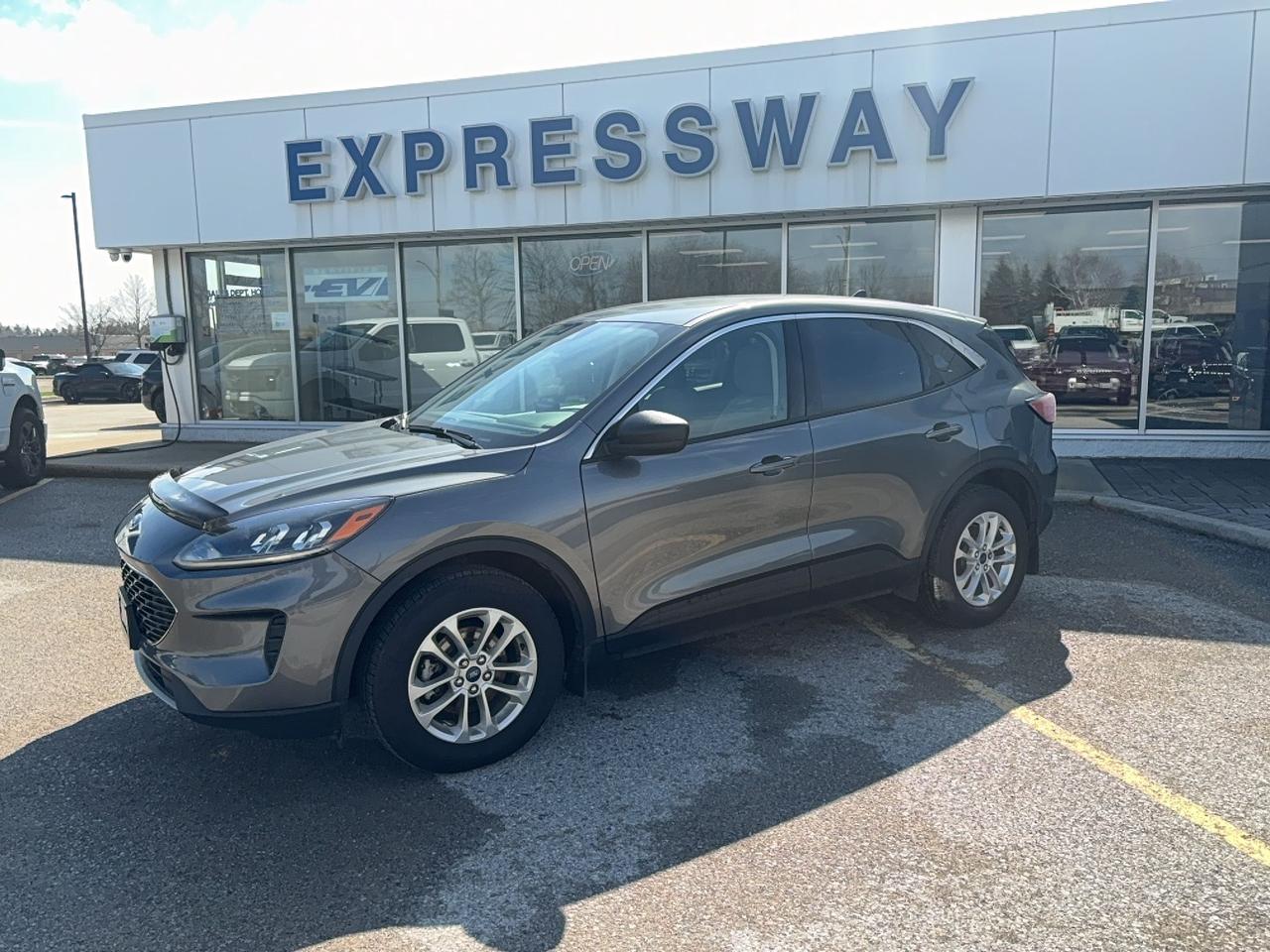 2022 Ford Escape SE, AWD, POWER LIFTGATE, HEATED STEERING WHEEL! Photo