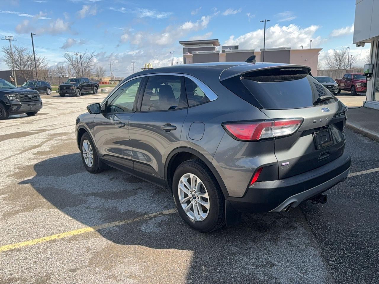 2022 Ford Escape SE, AWD, POWER LIFTGATE, HEATED STEERING WHEEL! Photo