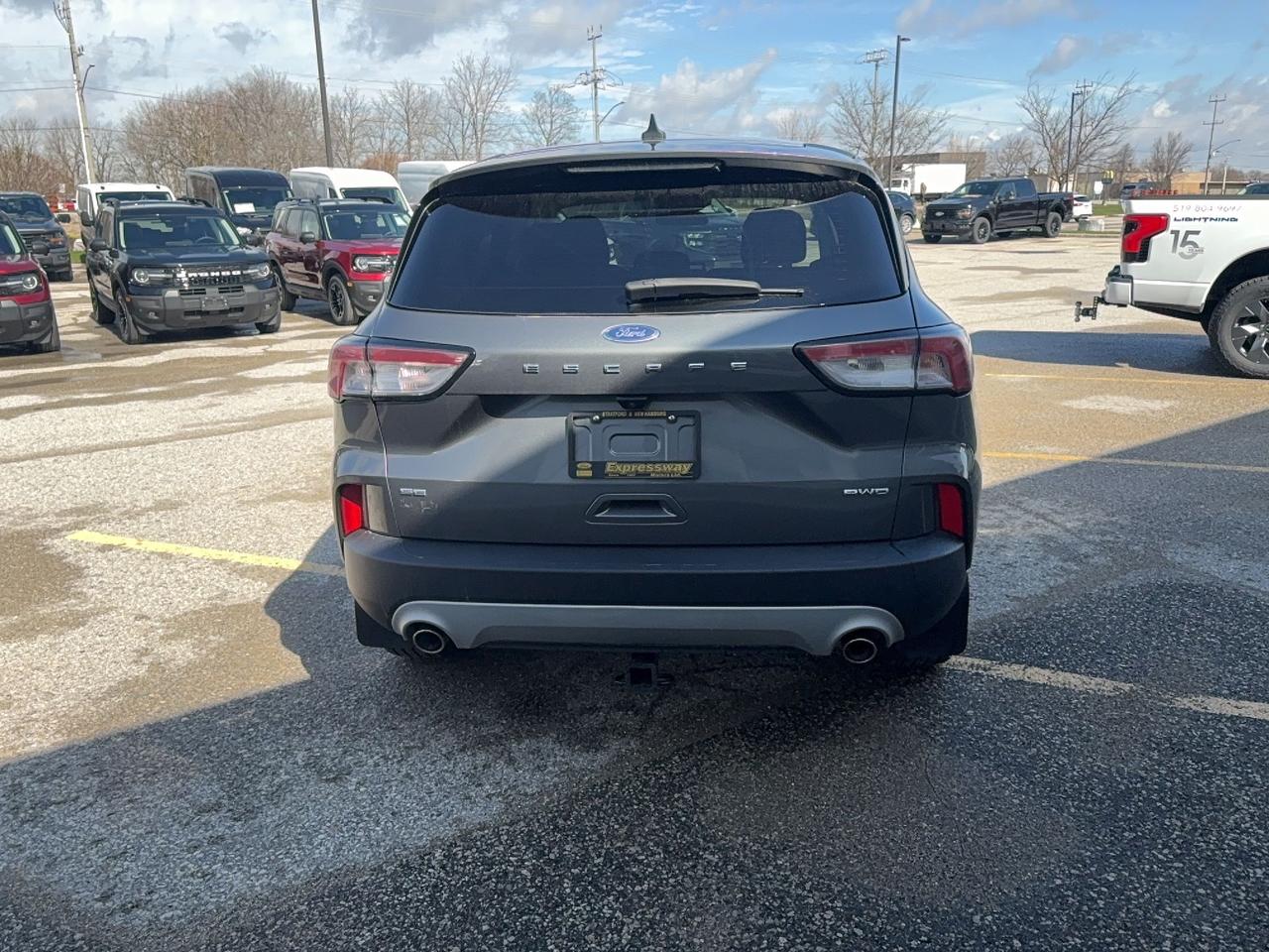 2022 Ford Escape SE, AWD, POWER LIFTGATE, HEATED STEERING WHEEL! Photo