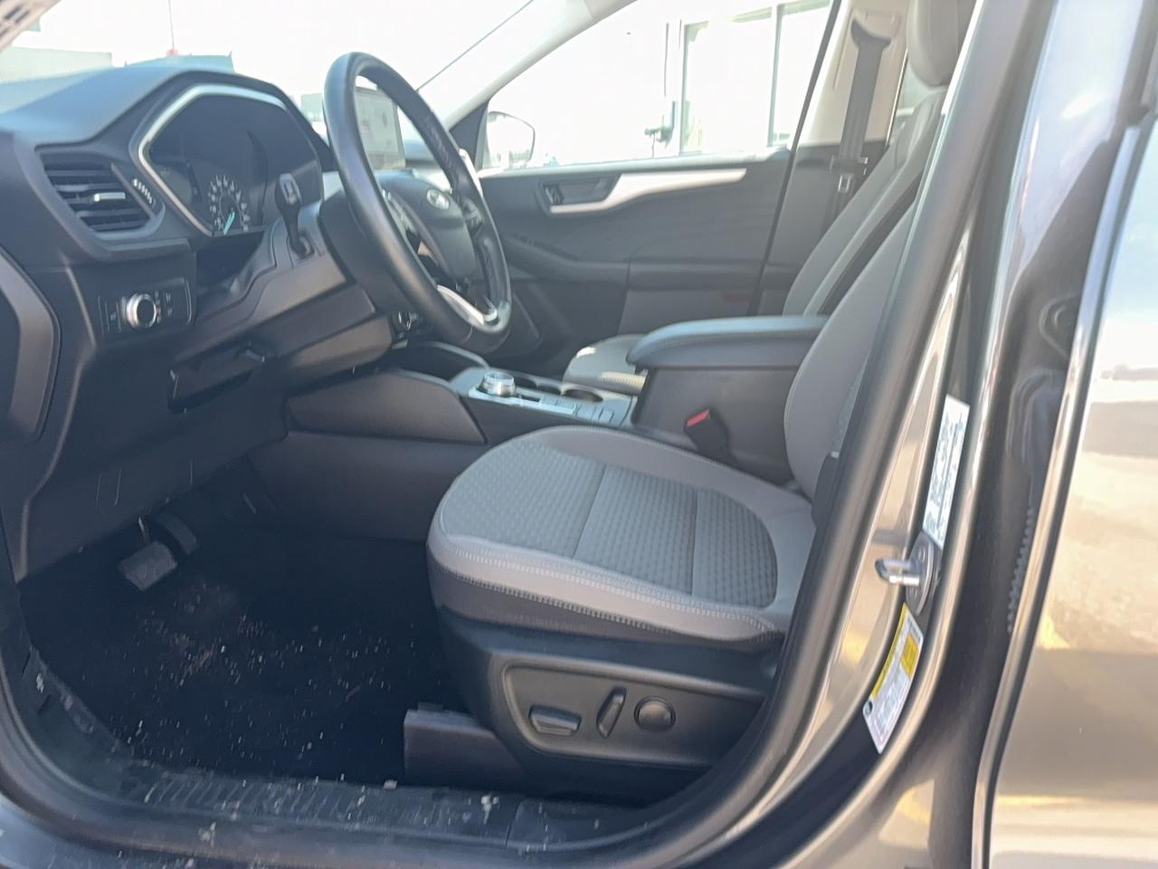 2022 Ford Escape SE, AWD, POWER LIFTGATE, HEATED STEERING WHEEL! Photo