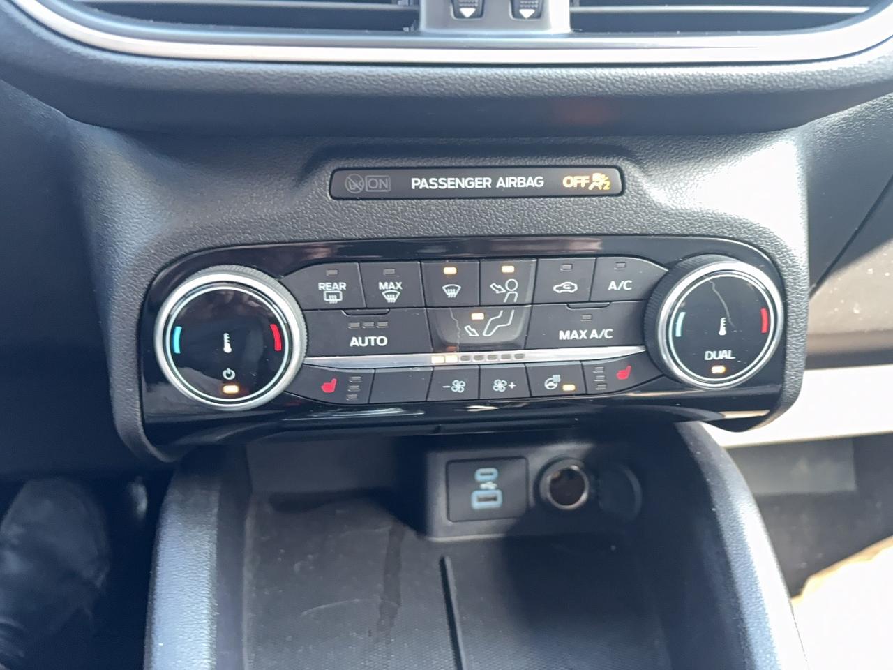 2022 Ford Escape SE, AWD, POWER LIFTGATE, HEATED STEERING WHEEL! Photo