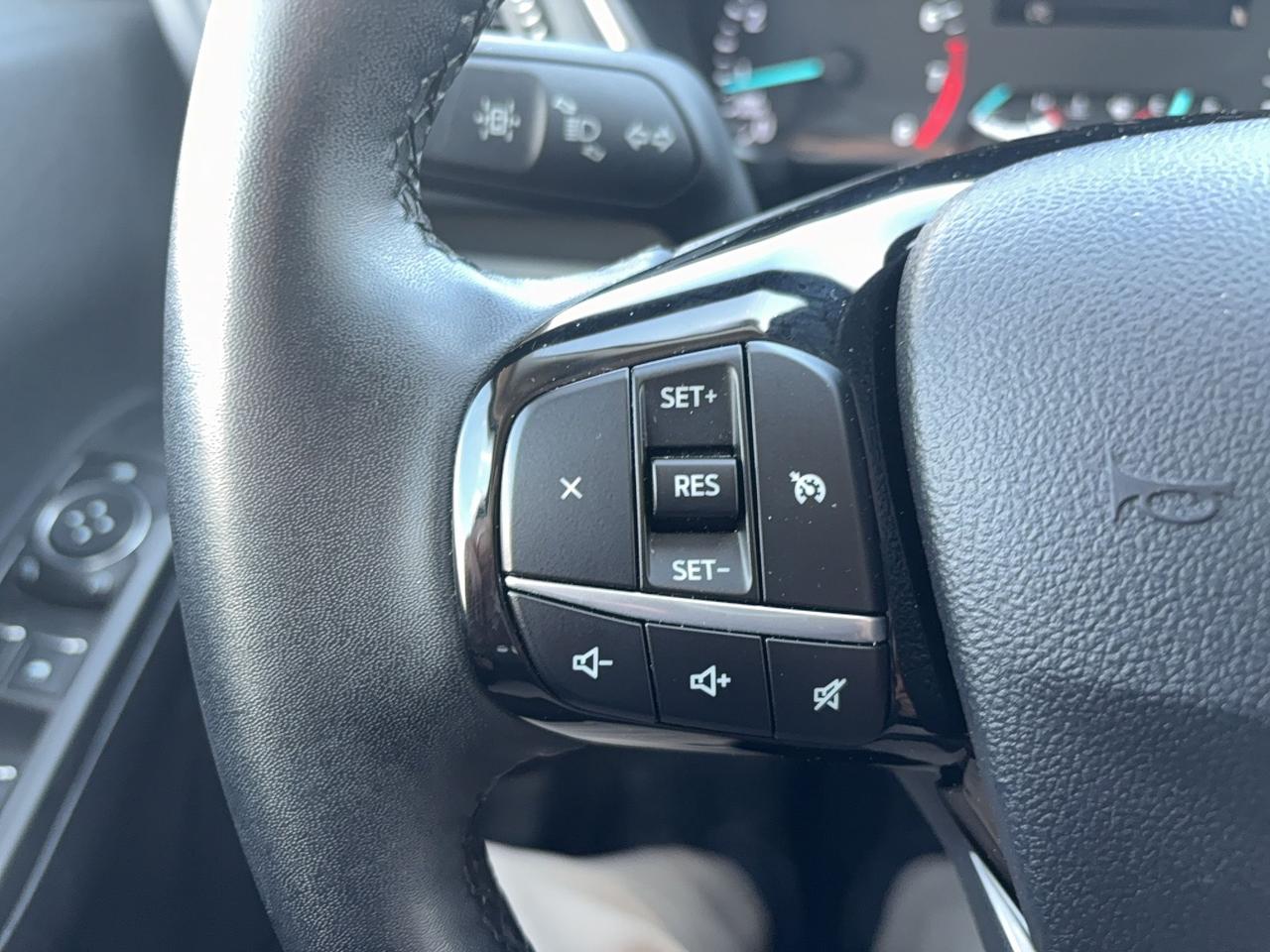 2022 Ford Escape SE, AWD, POWER LIFTGATE, HEATED STEERING WHEEL! Photo