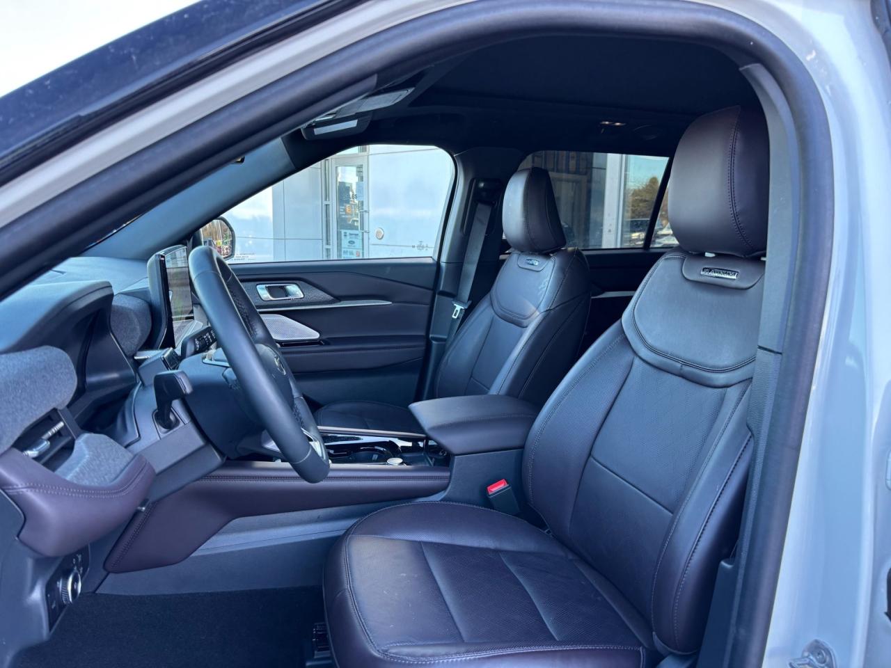 2025 Ford Explorer PLATINUM, LEATHER, MOONROOF, REMOTE START! Photo