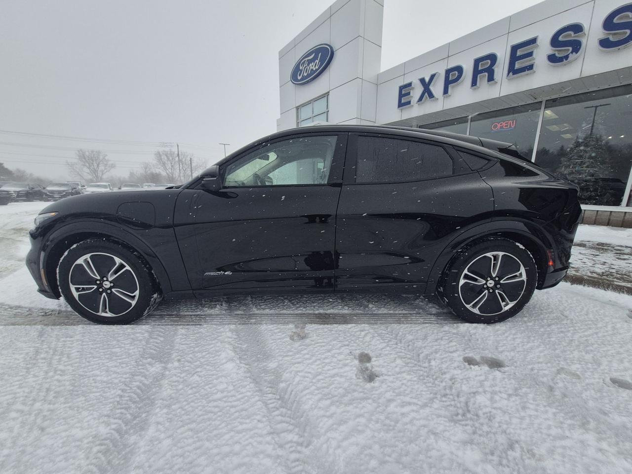 2023 Ford Mustang Mach-E PREMIUM, AWD, STANDARD RANGE, 19" RIMS! Photo